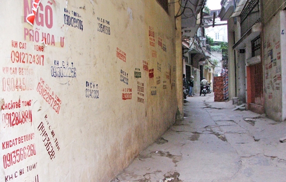 Quảng cáo, rao vặt “tấn công” ngõ phố Hà Nội.
